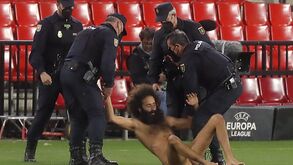 Adepto invade Granada-Man. United, atira-se para o chão e rebola na relva