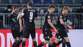 Arminia Bielefeld vence Friburgo e sai dos lugares de despromoção da Bundesliga