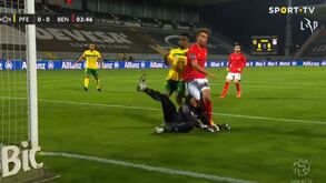 Benfica pediu penálti de Jordi sobre Waldschmidt: árbitro mandou jogar