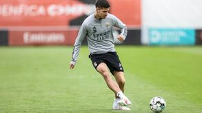 Weigl reaparece com a perna esquerda ligada