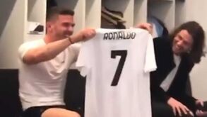 Defesa da Atalanta tanto quis a camisola de Cristiano Ronaldo que recebeu um presente dos colegas