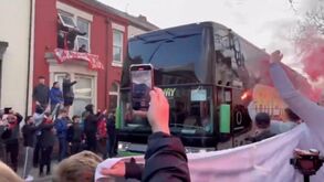 Autocarro do Real Madrid ficou neste estado após ser apedrejado na chegada a Anfield