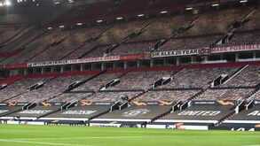 Dito e feito: Old Trafford está mesmo com novas cores nas bancadas