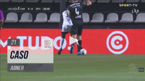 Farense pediu penálti neste lance entre Abner e Coates: árbitro nada marcou