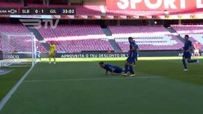 Terminou assim a série sem sofrer do Benfica: Leautey bateu Helton Leite e foi fazer... flexões