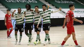 Sporting vence Caxinas em jogo histórico para João Matos
