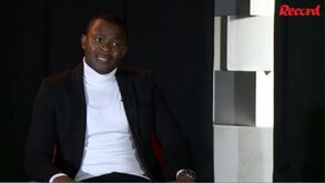 Mantorras: «Tinha o joelho todo inflamado e entraram os médicos do Benfica no quarto para tirar o derrame»
