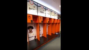 Homem que diz viver em 2027 visita o balneário do Valencia e pede desculpa... a Soler