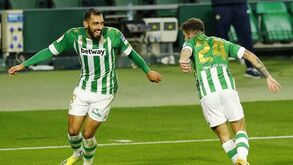 Betis 'tira' fundadores da Superliga da classificação e deixa rival Sevilha na liderança