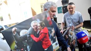 Sorrisos e uma mala cheia de recordações... de outros tempos: as imagens da saída de Mourinho