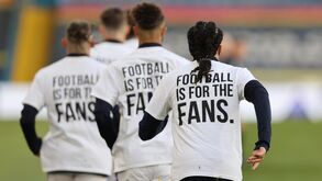 Leeds colocou camisolas de protesto no balneário do Liverpool e reds recusaram-se a utilizá-las