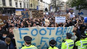 «Sem nós vocês não são nada»: a revolta dos adeptos do Chelsea junto a Stamford Bridge