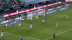 Roberto Firmino encontrou-se com adeptos na Arábia Saudita e acabou a levar com um telemóvel... na cara