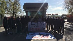 Adeptos do Manchester United bloqueiam centro de treinos e exigem saída dos donos do clube