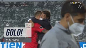 Seferovic fez o terceiro do Benfica em Portimão e abraçou Rui Costa nos festejos