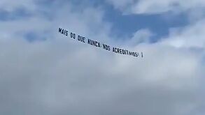 «Mais do que nunca nós acreditamos»: avião com mensagem de apoio sobrevoou a Academia do Sporting