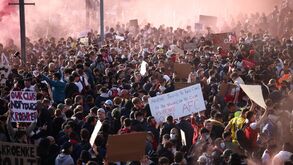 Impressionante: mar de gente invade imediações do Emirates para pedir demissão do dono do Arsenal