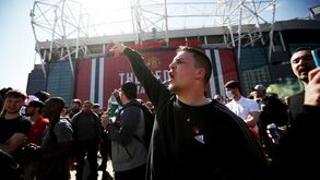Adeptos do Man. United revoltam-se em Old Trafford e pedem saída da família Glazer