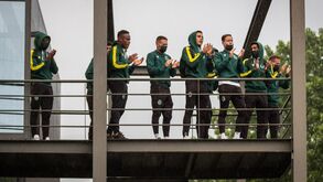 Loucura na chegada do Sporting a Braga: jogadores responderam aos adeptos com aplausos