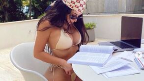 «A estudar ao sol»: a foto de Kim Kardashian que arrasa nas redes sociais