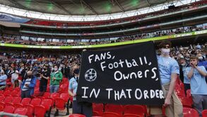 «Adeptos, futebol, donos. Por essa ordem»: adeptos de Tottenham e Manchester City não esquecem Superliga