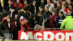 Cantona e o pontapé ao adepto do Crystal Palace: «Arrependo-me de não ter sido com mais força»