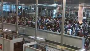 Centenas de passageiros 'entopem' zona de chegadas do Aeroporto de Lisboa