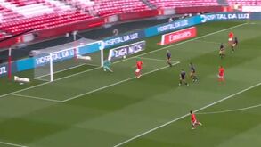 O falhanço incrível de Seferovic à boca da baliza no Benfica-Santa Clara