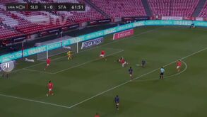 O golo do empate do Santa Clara: Otamendi passou mal a bola e açorianos recuperaram em zona adiantada