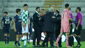 As imagens da confusão final no Moreirense-FC Porto, com Sérgio Conceição e Rui Cerqueira exaltados