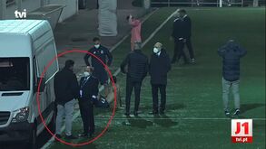 Pedro Pinho junto da comitiva do FC Porto no relvado instantes antes da agressão