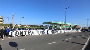 FC Porto: a tarja, muitos adeptos e muito azul no cordão humano de protesto