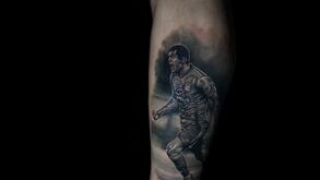 Jogador do Alverca fez tatuagem incrível em homenagem ao malogrado Alex Apolinário