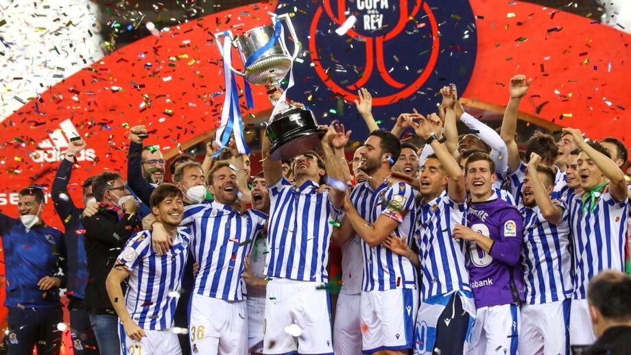 A festa dos jogadores da Real Sociedad após conquista da Taça do Rei de Espanha