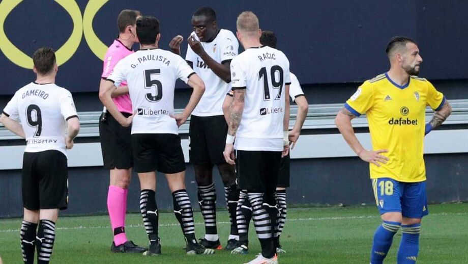 Jogadores do Valencia abandonaram relvado após insulto racista: as imagens do momento e o motivo para o regresso ao jogo