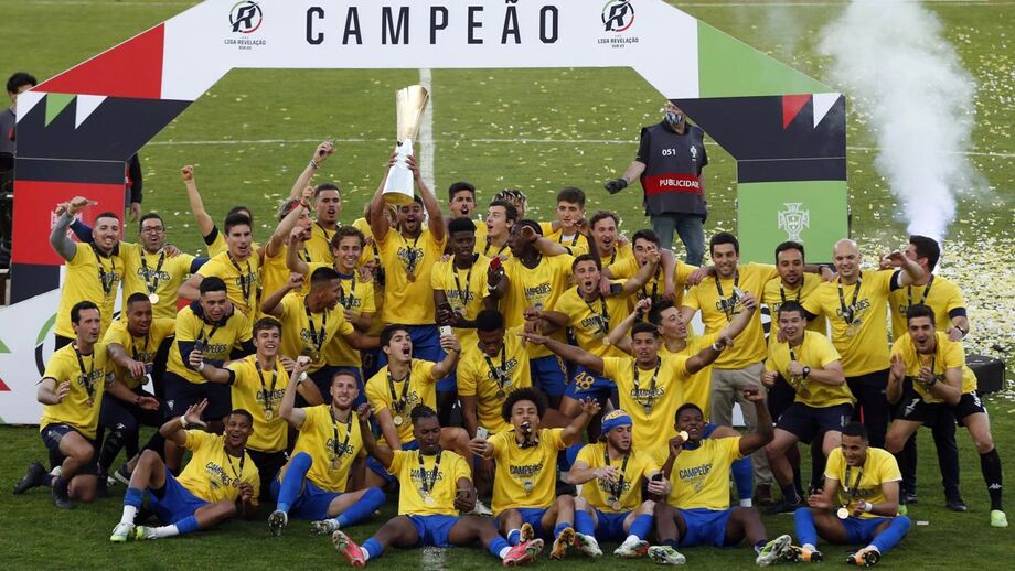 Canários campeões: Estoril vence e faz a festa em casa