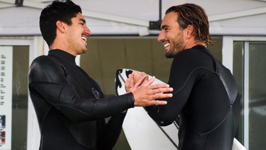 Gabriel Medina (à esquerda) e Frederico Morais