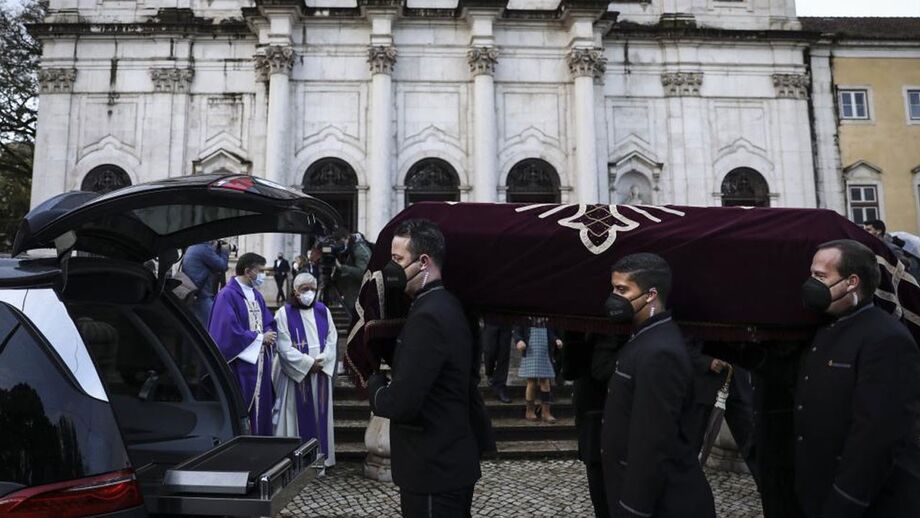 Dezenas de pessoas na Basílica da Estrela para o último adeus a Jorge Coelho
