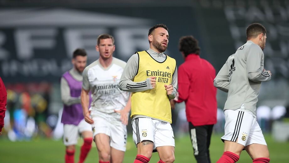 O onze do Benfica para o jogo com o Paços de Ferreira: Jesus aposta em três centrais