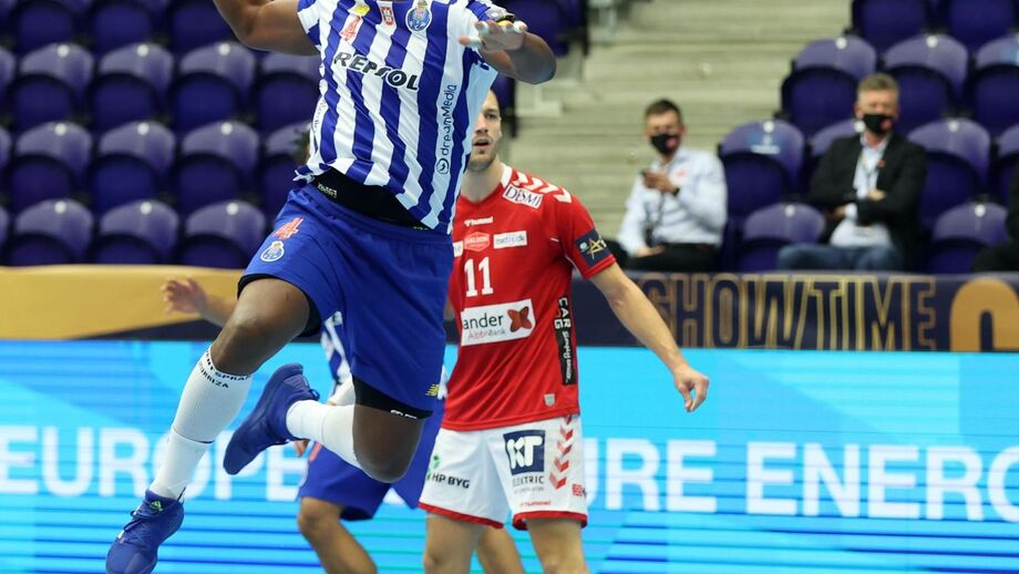 FC Porto regressa ao topo do campeonato