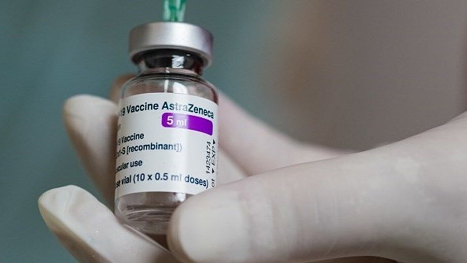 Autoridades admitem que 2.ª dose da AstraZeneca pode ser substituida por outra vacina