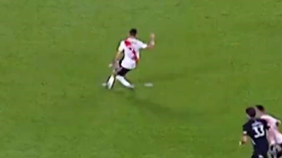 Jogador argentino marca penálti sem olhar para a baliza