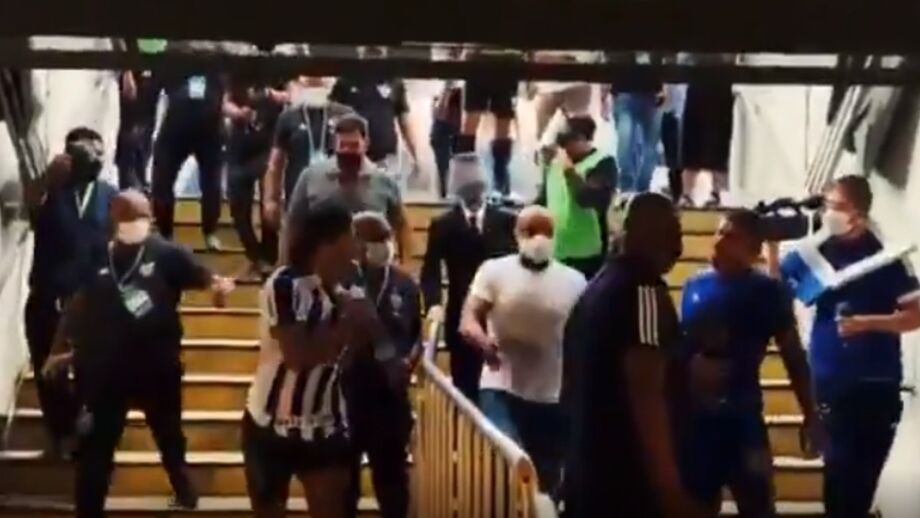 Pottker chama 'chifrudo' a Hulk e leva resposta: a intensa troca de insultos em confusão no túnel