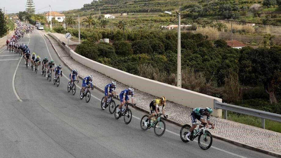 UCI recua e não vai expulsar ciclistas que atirem bidons fora das zonas permitidas