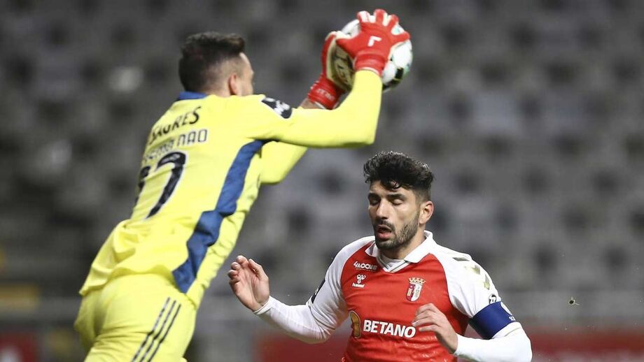 Silvino enaltece trabalho de Helton Leite: «Quando sai, a bola é dele»