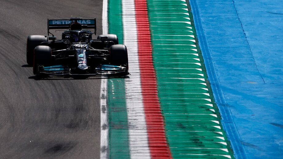Lewis Hamilton conquista 99.ª 'pole' da carreira na Fórmula 1 em Imola