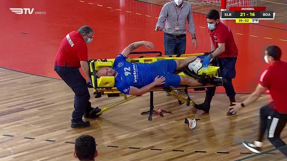 Jogador do Boa Hora saiu do Pavilhão da Luz imobilizado... e ainda o deixaram cair da maca
