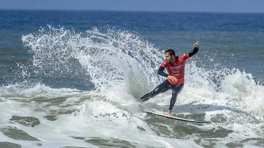 Frederico Morais avança mais um heat em Narrabeen