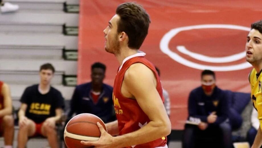 Descendente de Winston Churchill joga basquetebol em Espanha: «O meu pai é eletricista...»