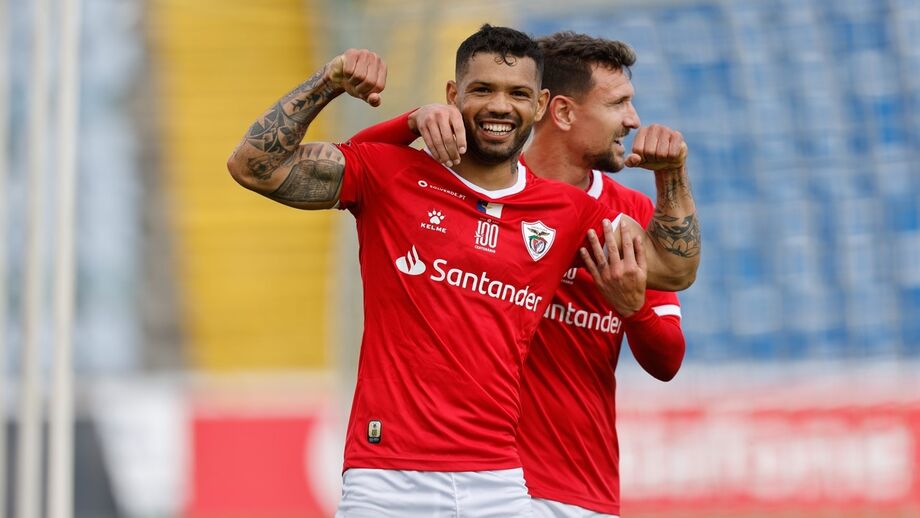 Carlos Júnior pode valer cinco milhões ao Santa Clara
